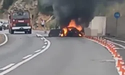 Alev alev yanan araçtan çıkamadılar, araçtaki çift yanarak öldü