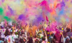 Hindistan'daki Renk Cümbüşü: Holi Festivali