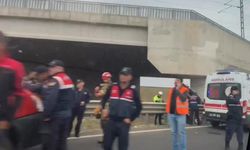 Hızlı Tren Köprüsü Ayağına Çarpan Araçtaki 3 Kişi Öldü, 2 Kişi İse Yaralandı