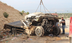 Ölüm Virajında Kamyon Hurdaya Döndü, Sürücü Hayatını Kaybetti