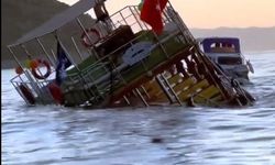 Kuşadası'nda Tur Teknesi Battı