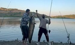 İnegöl'de 165 santimetrelik balık tutan iki arkadaşa para cezası