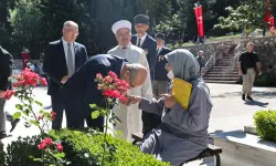 Bursa'da şehitliklerde hüzünlü bayramlaşma