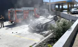 İnegöl'de Kaza: Duvara Çarpan Otomobil Fabrika Bahçesine Uçtu, 3 Kişi Yaralandı