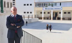 70 yaşında Elazığlı emekli öğretmen Mithat Yıldırım her sabah gidip okulu açıyor