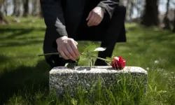 Mezarlıklardaki Meyve ve Sebzeler Yenir mi? Mezarlıktaki Ot ve Çiçekleri Koparmak Caiz midir?