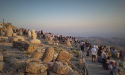 Nemrut Dağı'nda Bayram Yoğunluğu: Turistlerin Gözdesi!