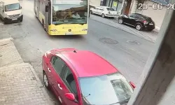 İstanbul'da İETT Otobüsü Dehşeti Kamerada: Direksiyon Başında Uyuduğu İddia Edilen Şoför Park Halindeki 4 Araca Çarptı!