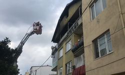 3 katlı binanın en üst katı alevlere teslim oldu: 2 kişi yaralandı