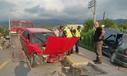 Sakarya'da İki Otomobil Çarpıştı: 1'i Ağır 3 Yaralı