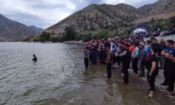 Tortum Gölü'ne Giren 16 Yaşındaki Çocuk KaybolduErzurum'un Uzundere ilçesinde bulunan serinlemek için girdiği Tortum Göl