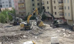Deprem bölgesinde yıkım yapan iş makinası devrildi