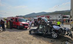 Bursa'da Feci Kaza: Kontrolden Çıkan Otomobil Tırın Altına Girdi, 2 Ölü