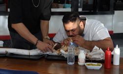 Bin TL'lik ödül için 1,5 Metrelik Döneri Yemeye Çalıştı: "Normal Bir İnsan Asla Yiyemez"