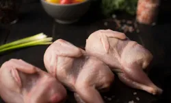 TAVUK SEÇERKEN NELERE DİKKAT ETMELİYİZ? SAĞLIĞINIZI TEHLİKEYE ATMAMAK İÇİN BUNLARI BİLMEDEN MARKETE GİTMEYİN!