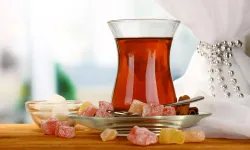 Yazın Kavurucu Sıcaklarında Çay İçmek Gerçekten Hissedilen Sıcaklığı Düşürür mü Yoksa Terletip Daha mı Kötü Yapar?