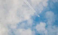 Uçakların Arkasında Neden Bulut Oluşur? Uçak Dumanının Sanatı!