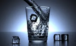 Yaz Aylarında Soğuk Su İçmek Sağlıklı mı? Faydaları ve Riskleri Nelerdir?