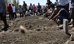 Şanlıurfa'daki kazada vefat eden 5 çocuk Siverek'te yan yana toprağa verildi