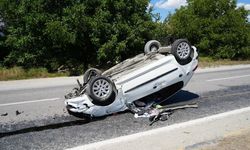 Kastamonu'da tırı sollamak isteyen otomobil, refüje çarparak taklalar attı: 4 yaralı