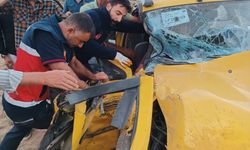 İran plakalı otomobille kamyonet çarpıştı: Biri bebek 6 yaralı