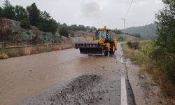 Beyşehir'de sağanak sele neden oldu, karayolu ulaşıma kapandı