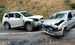 İnegöl'de Feci Kaza: Boğazova Yolunda İki Araç Çarpıştı, 2 Kişi Yaralandı!