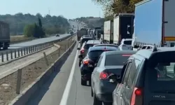 Bursa'da devrilen tır yolu kapattı, kilometrelerce kuyruk oluştu