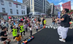 Bursa’da Heykel Atatürk Caddesi Çocuk Sesleriyle Şenlendi!