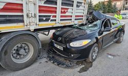 Otomobil çimento yüklü tırın altına girdi: 1'i ağır 4 yaralı