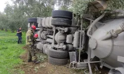 Bursa'da çimento yüklü tanker devrildi