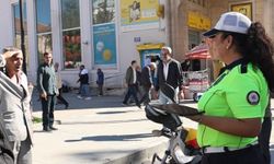 Kadın polise ‘komutanım’ diyerek tekmil verdi, o anlar yürekleri ısıttı