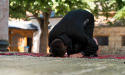 Erkeklerin ipek elbise ile namaz kılması caiz mi?