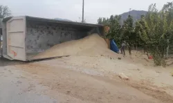 Bilecik'te Korkunç Kaza! Kum Yüklü Kamyon Devrildi!