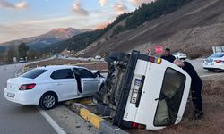 Isparta’da otomobil ile midibüs kavşakta çarpıştı: 5 yaralı