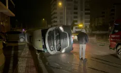 Bursa'da Otomobil ile Çarpışan Servis Minibüsü Yan Yattı: 8 Yaralı!