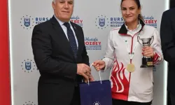 Başkan Bozbey, Briç Şampiyonu Dilek Yavaş'ı Makamında Ağırladı