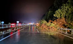 Karadeniz Sahil Yolu heyelan nedeniyle tek yönlü trafiğe kapandı