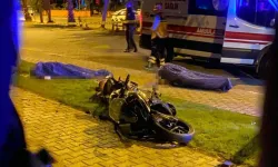 Mersin'de motosiklet ağaca çarptı: 2 ölü