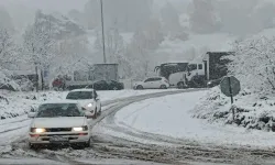 Bursa-Ankara Karayolu Ümitalan Mevkiinde Kar Yağışı Trafiği Durdurdu