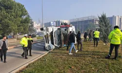 İnegöl'de Sunta Yüklü Tır Virajı Alamayınca Devrildi: Yol Trafiğe Kapandı