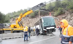 Muğla'da Otobüs Bariyerlere Çarptı, Trafik Felç Oldu