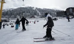 Uludağ'da Sporcular Kar Yağışı Olmasa da Kayak Yarışlarına Hazırlanabiliyorlar