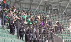 Kocaelispor - Iğdır FK Maçında Tribünler Savaş Alanına Döndü: Polis Yaralandı!