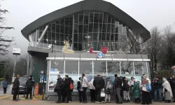 Uludağ'da Hafta Sonu Yoğunluğu: Teleferikte Metrelerce Kuyruk