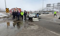 Tokat'ta tıra çarpan otomobildeki sürücü öldü, 2 yolcu yaralandı