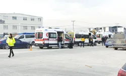 İnegöl'de Servis Minibüsü ile Otomobil Çarpıştı: 10 Yaralı