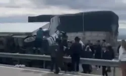 Bursa'da Kontrolden Çıkan Kamyon Refüje Uçtu: Sürücü Yaralandı