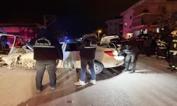 Kamyonet ile Otomobil Çarpıştı, 1 Ölü, 4 Yaralı