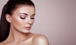 Islak Makyaj Nedir ve Nasıl Yapılır? 2025’te Parlayan Cilt İpuçları!